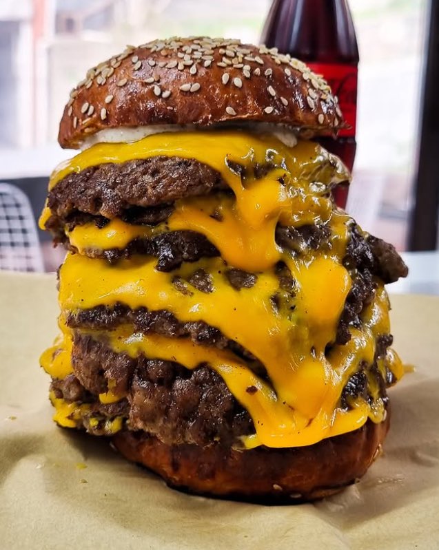 solcugazete60's tweet image. İstanbul'da referans isteyerek günde 10 müşteri kabul eden ve "8 katlı burger yiyebilmek için daha önce 6 katlı burger yemeniz gerekiyor" gibi kuralları olan işletmeye "müşteri seçmesi" gerekçesiyle ceza kesildi.