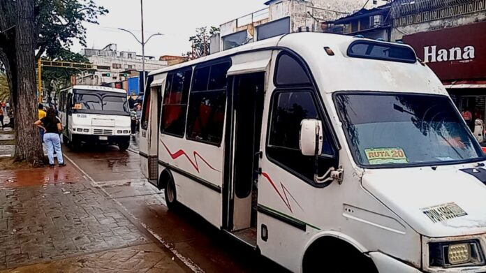 ReporteYa's tweet photo. #26Ene #Monagas #Transporte
Usuarios de Maturín exigieron fiscalizaciones, mejoras en las unidades y respeto al adulto mayor tras el aumento del pasaje urbano a entre 60 y 80 bolívares, al denunciar cobros excesivos y maltrato. -@radiofeyalegria https://t.co/cGLUqIfAsZ
