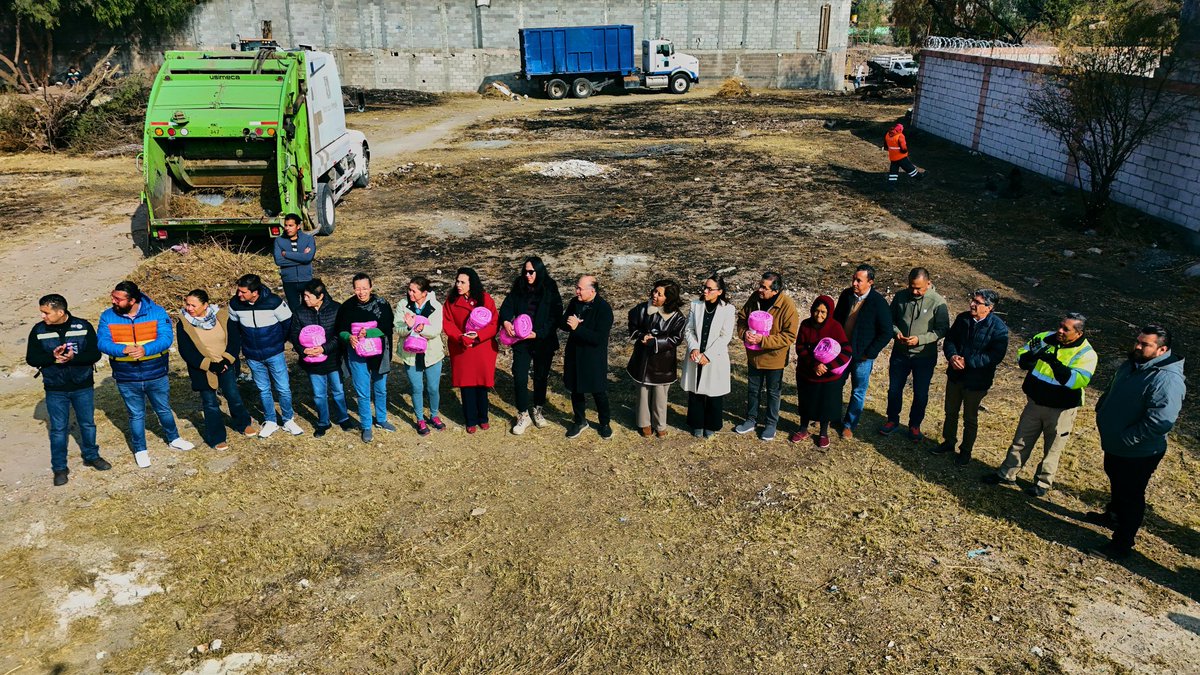 🩷🤝 Liderados por el alcalde Enrique Galindo Ceballos llegamos a la colonia Valle de Santiago con la Jornada 467 de #CapitalAl100. 

🙌✨ En la calle Villanueva, aplicamos acciones de Ecología Táctica para transformar lo que antes era un foco de infección en un área totalmente