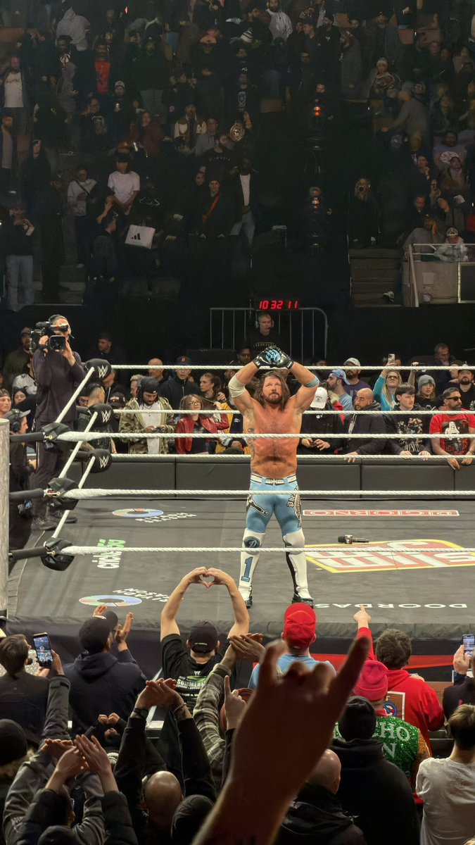 iamgamgee's tweet photo. .@AJStylesOrg and @CMPunk after #wwe #MondayNightRAW https://t.co/VvwZywN7cr