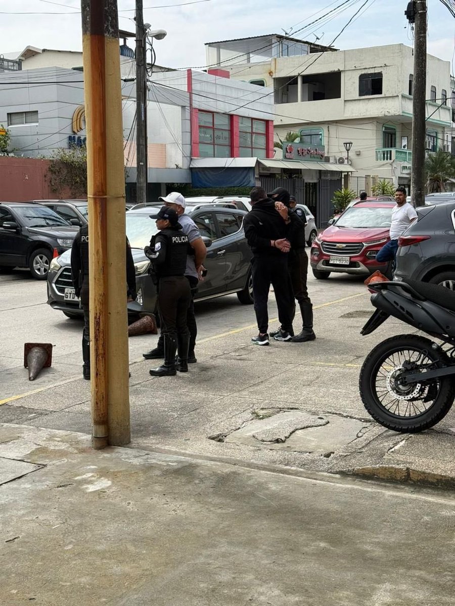 samboalerta's tweet photo. #AlertaSambo
Hoy en la mañana fue detenido Juan Carlos Carmigniani fuera del gym en Entre Rios, por violencia intrafamiliar e intento de femicidio a su ex pareja Gigi Leone. https://t.co/lgLIJaFajM
