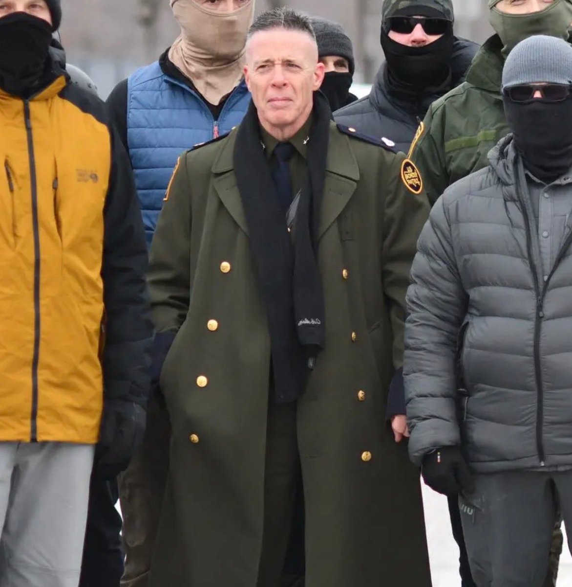 A diferença que um bom casaco faz a um Homem.