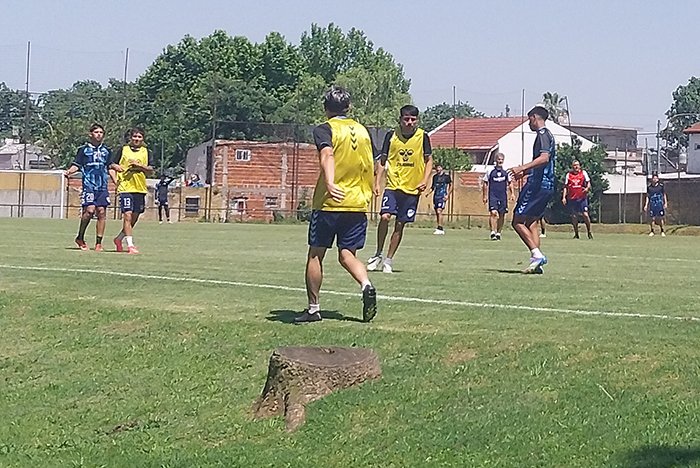 El plantel cervecero se entrenó esta mañana en el campo auxiliar, donde hizo trabajos tácticos por líneas y rutas de pases. De manera diferenciada solamente trabajaron Thmas Rojas y Thiago Mejías, con distintas molestias.