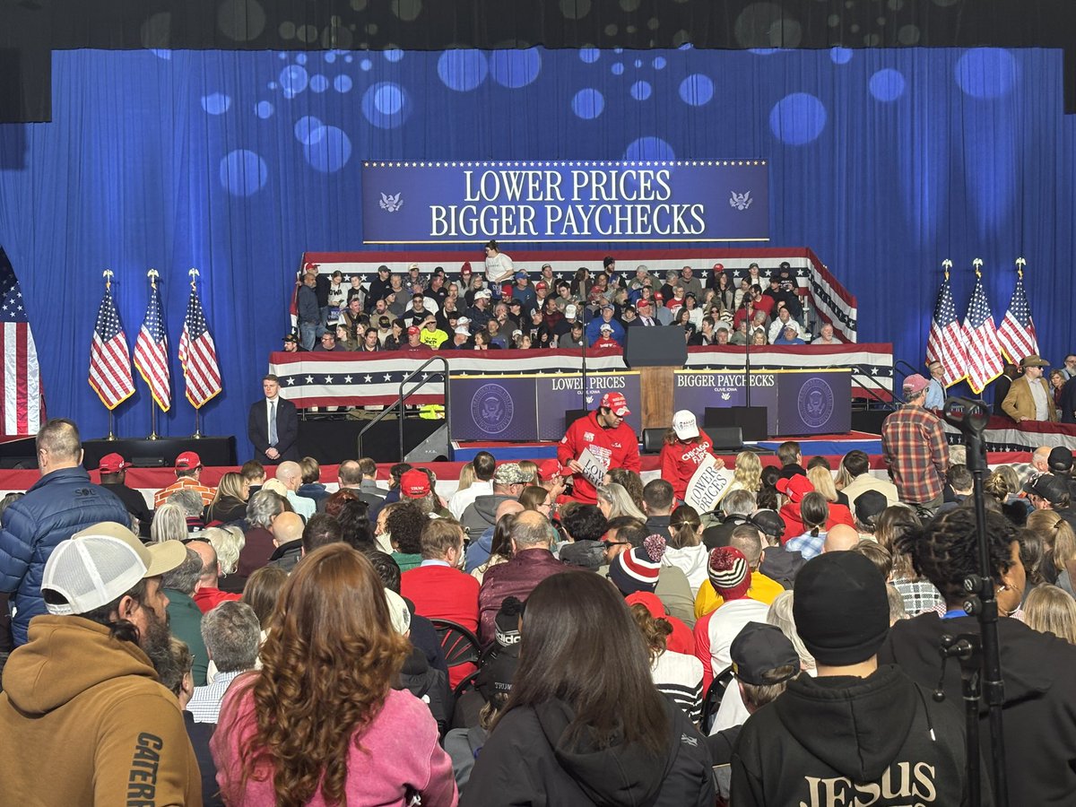 KellySaberi's tweet photo. Awaiting @POTUS arrival here in Clive, Iowa as he continues his midterm campaigning tour. The President is expected to tout his new tax policies and lower prices here in Iowa. Chief of Staff Wiles says Trump will be visiting a new location weekly ahead of November. https://t.co/osEhLbVUfp