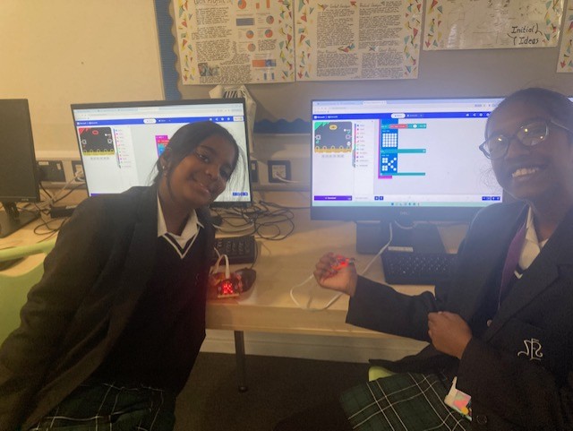 Millais_Maths's tweet photo. @Millais_CompSci #MillaisYear7 students have been programming their @microbits to play rock, paper, scissors as well as other sorting games.  This is to develop their selection coding skills.  Next up compasses and interactive pets! #MillaisComputerScience #MillaisResilience https://t.co/r0shbVsd1s