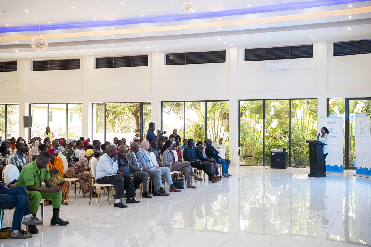 RwandaICT's tweet photo. Uyu munsi i @MasakaSector , Minisitiri @MusoniPaula yatangije ku mugaragaro urubuga #Mbaza , serivisi ifasha abaturage kugeza ibibazo byabo ku buyobozi vuba.

Iyi gahunda ije yunganira izisanzweho nk’Inteko y’abaturage. Ubu umuturage ntakigomba gutegereza igihe cy’inama kugira ngo agaragaze ikibazo afite. Abinyujije kuri #Mbaza , ashobora kugeza ijwi rye ku buyobozi igihe cyose.

Turashimira abafatanyabikorwa bacu bose bagize uruhare muri uyu mushinga, by’umwihariko @giz_rwanda ku bufatanye batanze mu gushinga uru rubuga.

#KwegeraUmuturage
