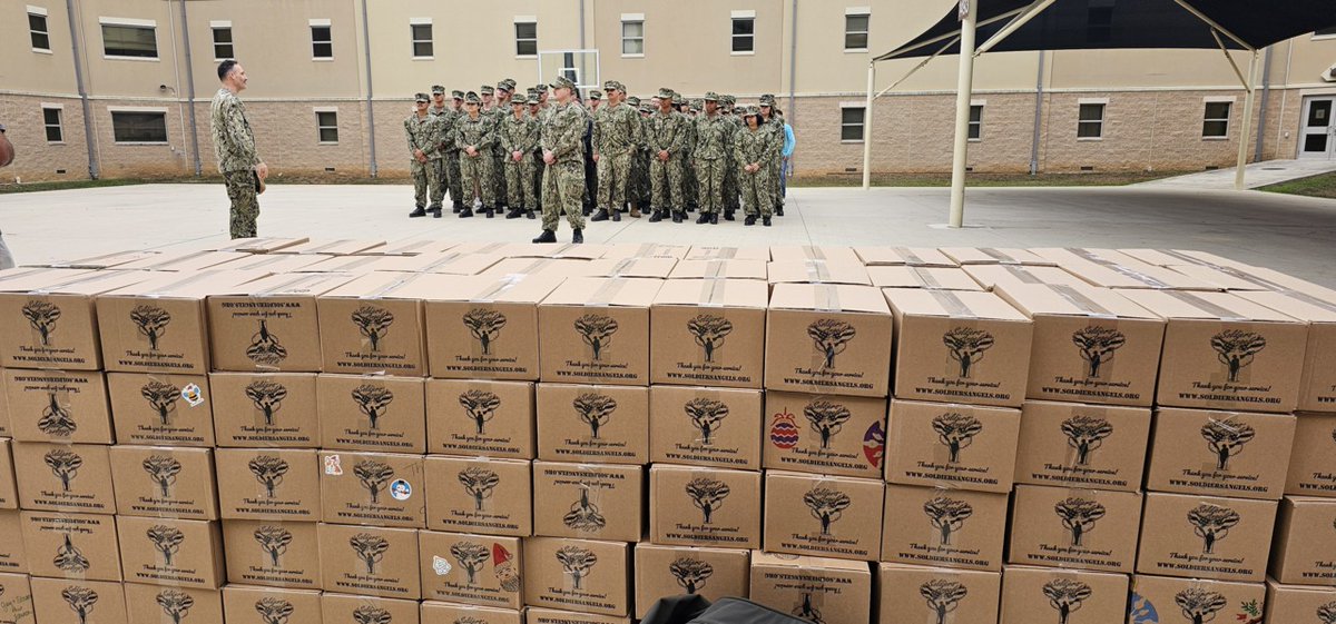 soldiersangels's tweet image. Soldiers' Angels was honored to join forces with Arms of Comfort and @USAA to deliver care packages to #ServiceMembers who couldn’t be home for the holidays. The care packages were shared with Army and Navy personnel at Fort Sam Houston, followed by a pizza party!