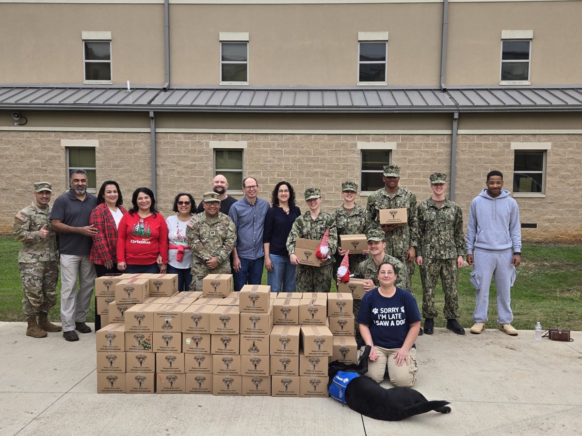 soldiersangels's tweet image. Soldiers' Angels was honored to join forces with Arms of Comfort and @USAA to deliver care packages to #ServiceMembers who couldn’t be home for the holidays. The care packages were shared with Army and Navy personnel at Fort Sam Houston, followed by a pizza party!