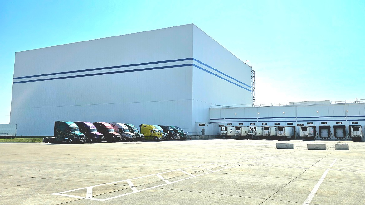 FoodEng's tweet image. 🏆 The resutls are in! 🏆

FOOD ENGINEERING has named Schwan's Company's frozen #pizza #manufacturing plant and #distribution center in Salina, Kansas as its 2026 Plant of the Year.

Learn more: brnw.ch/21wZrhd

#foodmanufacturing #plantdesign

📸: CJ Schwan's