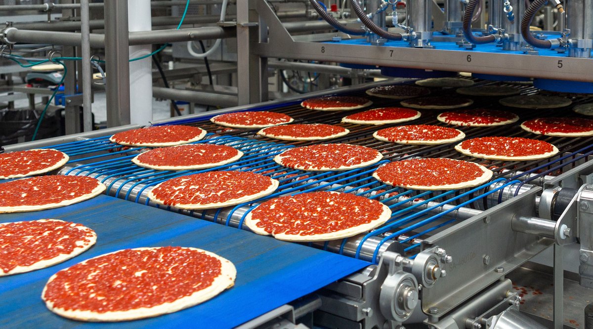 FoodEng's tweet image. 🏆 The resutls are in! 🏆

FOOD ENGINEERING has named Schwan's Company's frozen #pizza #manufacturing plant and #distribution center in Salina, Kansas as its 2026 Plant of the Year.

Learn more: brnw.ch/21wZrhd

#foodmanufacturing #plantdesign

📸: CJ Schwan's