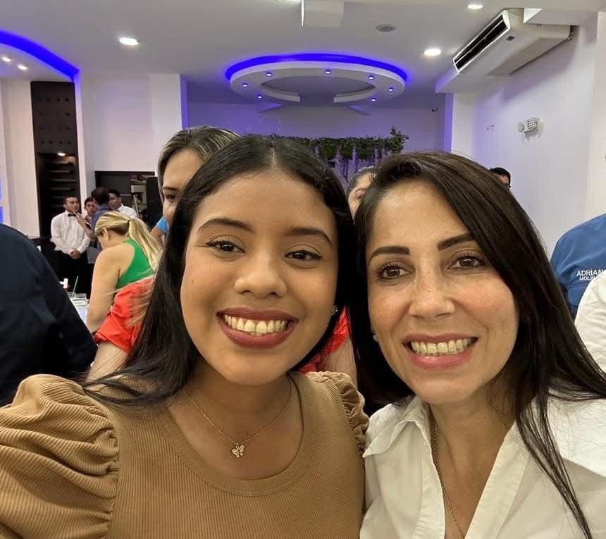 Hoy hubieras cumplido un año más de vida, aún duele tu partida en manos de la violencia, muchos responsables..
Siempre te llevo en mi corazón.