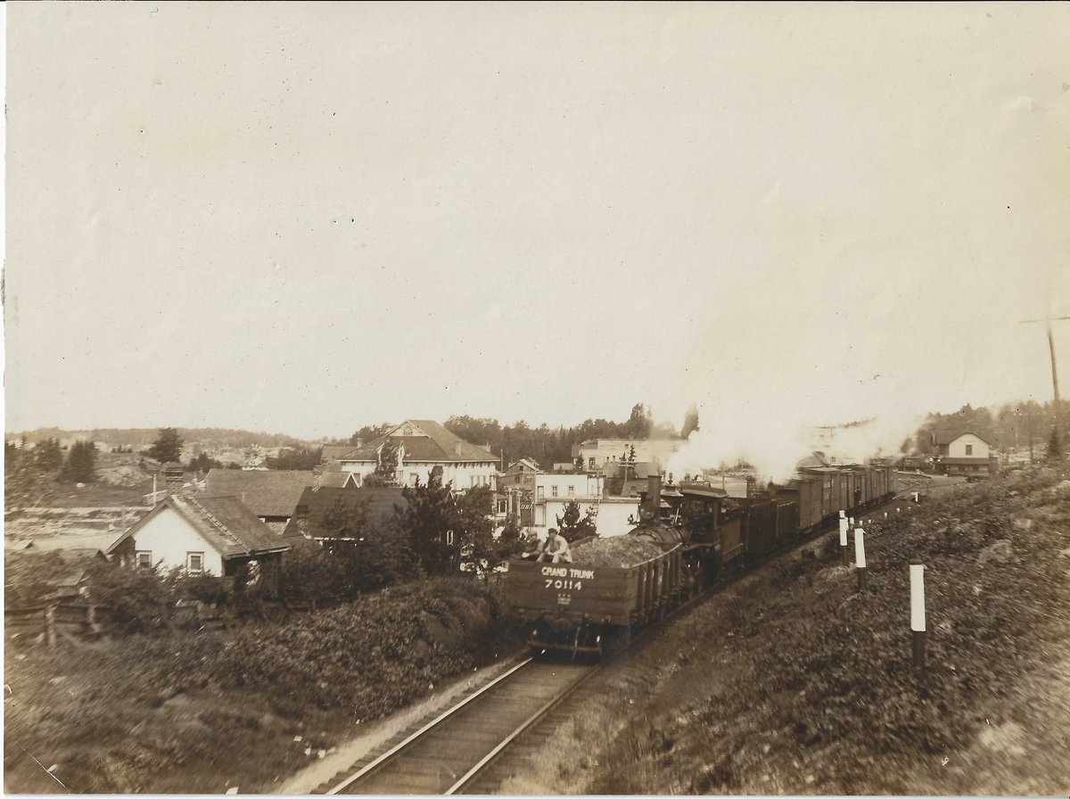 #TrainTuesday! Do you recognize where this was taken? Can you identify any buildings? We don't have an exact date but we know it was taken prior to 1931.
#callander #trains #railroad #history #museum