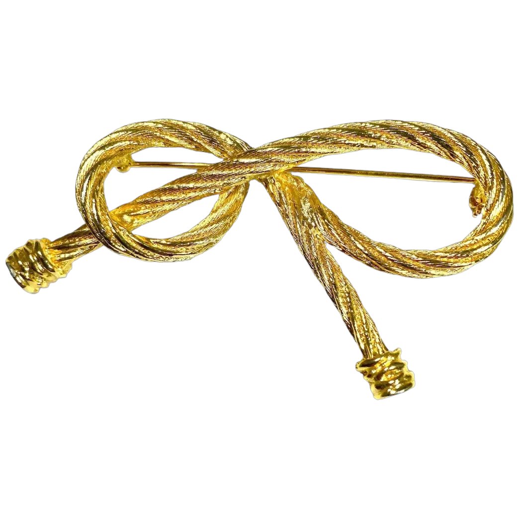 Large Dimensional Textured Asymmetrical Goldtone Metal Bow Brooch
#rubylane #vintage #retro #brooch #vintagejewelry #giftideas #jewelryaddict  #vintagebeginshere #treasures #ValentineGifts #ValentinesDay2026
rubylane.com/item/136230-E1…