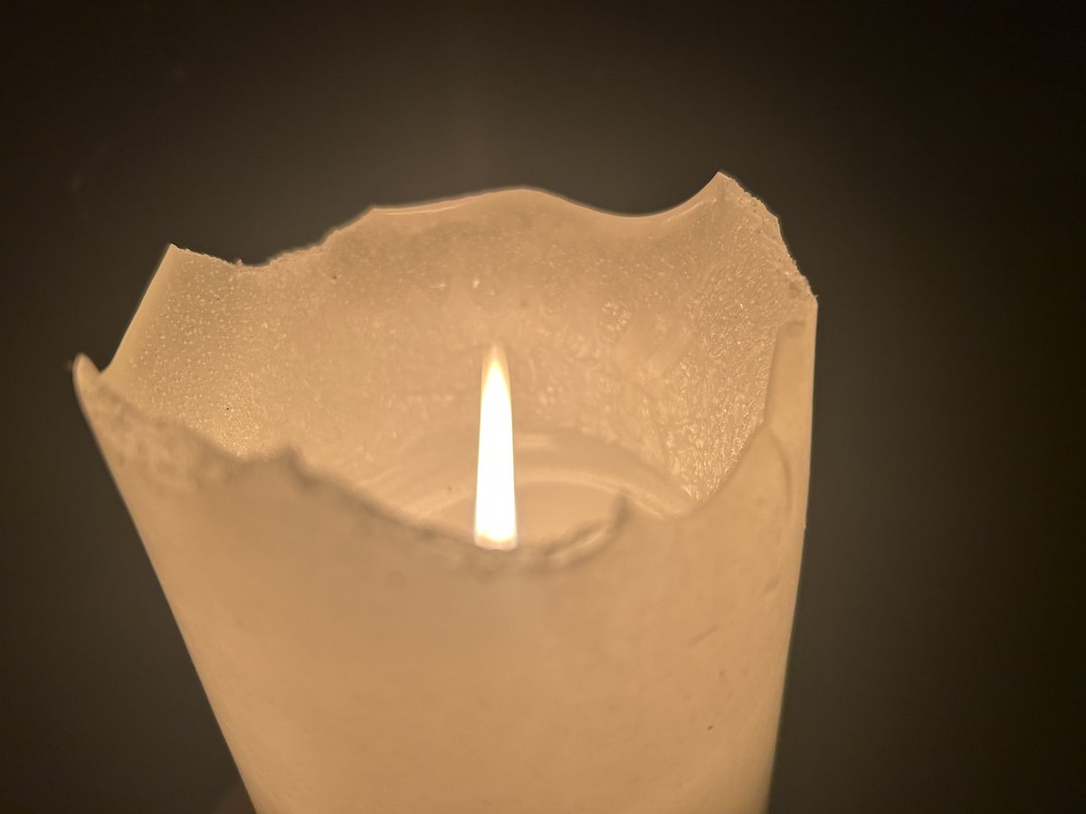 donna_birrell's tweet photo. #HolocaustMemorialDay #candleofhope #candleinthewindow 🙏🙏 https://t.co/XTAYvwCz37