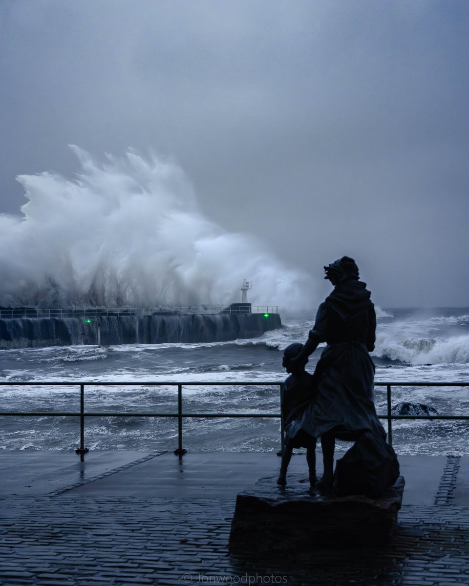 jonwood1978's tweet image. Never seen such waves crashing over the harbour wall at Pittenweem in all the time I lived here.

#LoveFife #Scotland #getoutside