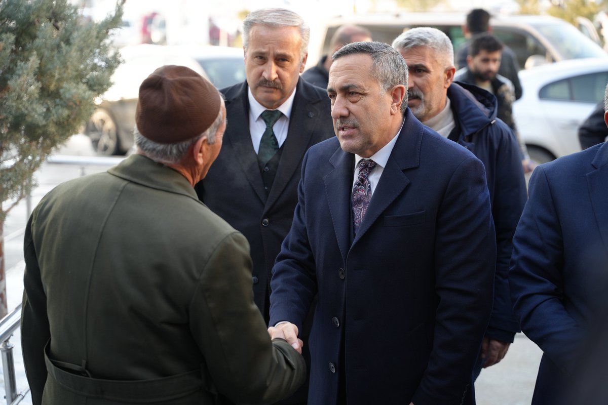 İl Başkanımız Abdulahat Arvas ve beraberindeki yönetim kurulu üyelerimiz, Van Bölge Eğitim ve Araştırma Hastanesi’nde tedavi gören vatandaşlarımızı ziyaret ederek geçmiş olsun dileklerini iletti. Ziyaret sırasında hastalar ve hasta yakınlarıyla yakından ilgilenen heyetimiz,