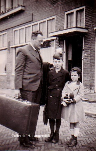 On this day, I remember my  namesake and fellow Amsterdammer : Alexander van der Woude.

Amsterdam 25 april 1900 – Auschwitz 6 maart 1944

1 of 6.000.000 industrially slaughtered by the nazi's.

#AuschwitzBirkenau #HolocaustMemorialDay