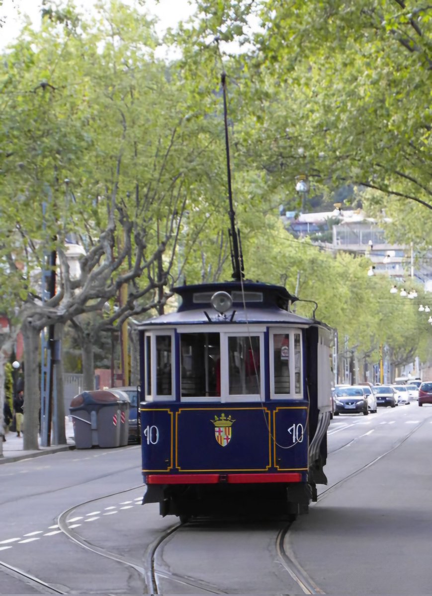 Inaugurat el 29 d'octubre de 1901, va deixar de circular el 28 de gener de 2018.
L'autoritat "competent" ja va avisar que les obres podrien durar "més de dos anys".
En portem 8.
Símbol de Barcelona, dels més estimats i la ciutat no l'oblida, és història!
Visca el Tramvia Blau!