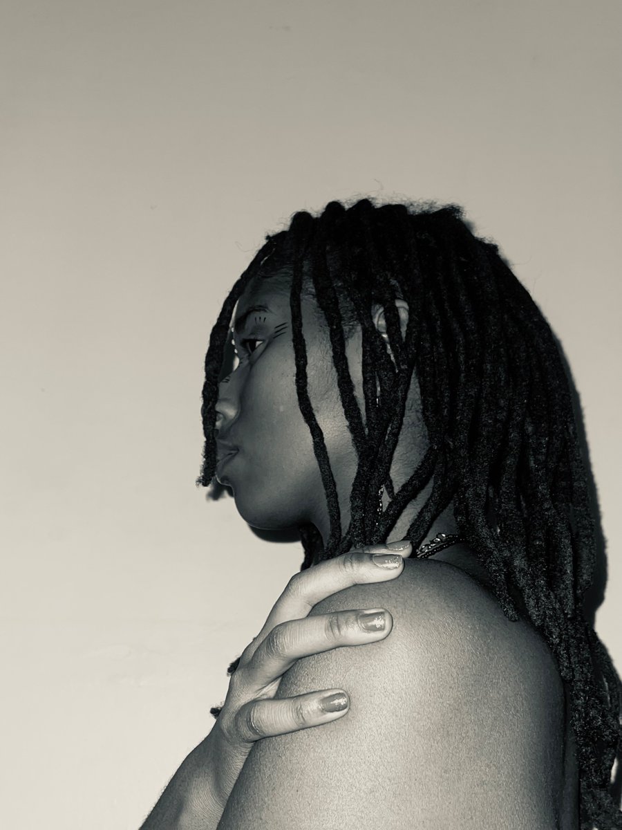 Reposting on here because why not🖤💋 

Styled, taken and edited by me✨✨ 
#selfportrait #BlackandWhitePhotography #blackmodels