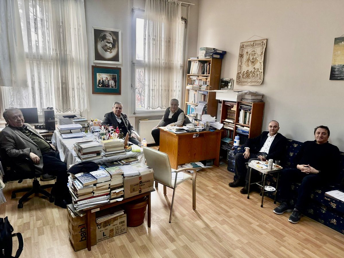 Bir doktora savunması sonrası mezun olduğumuz  #DTCF #Tarih #Bölümü’nde değerli hocalarımız İlhan Erdem, Süleyman Özbek, Mustafa Uyar ve Cihat Aydoğmuşoğlu ile.