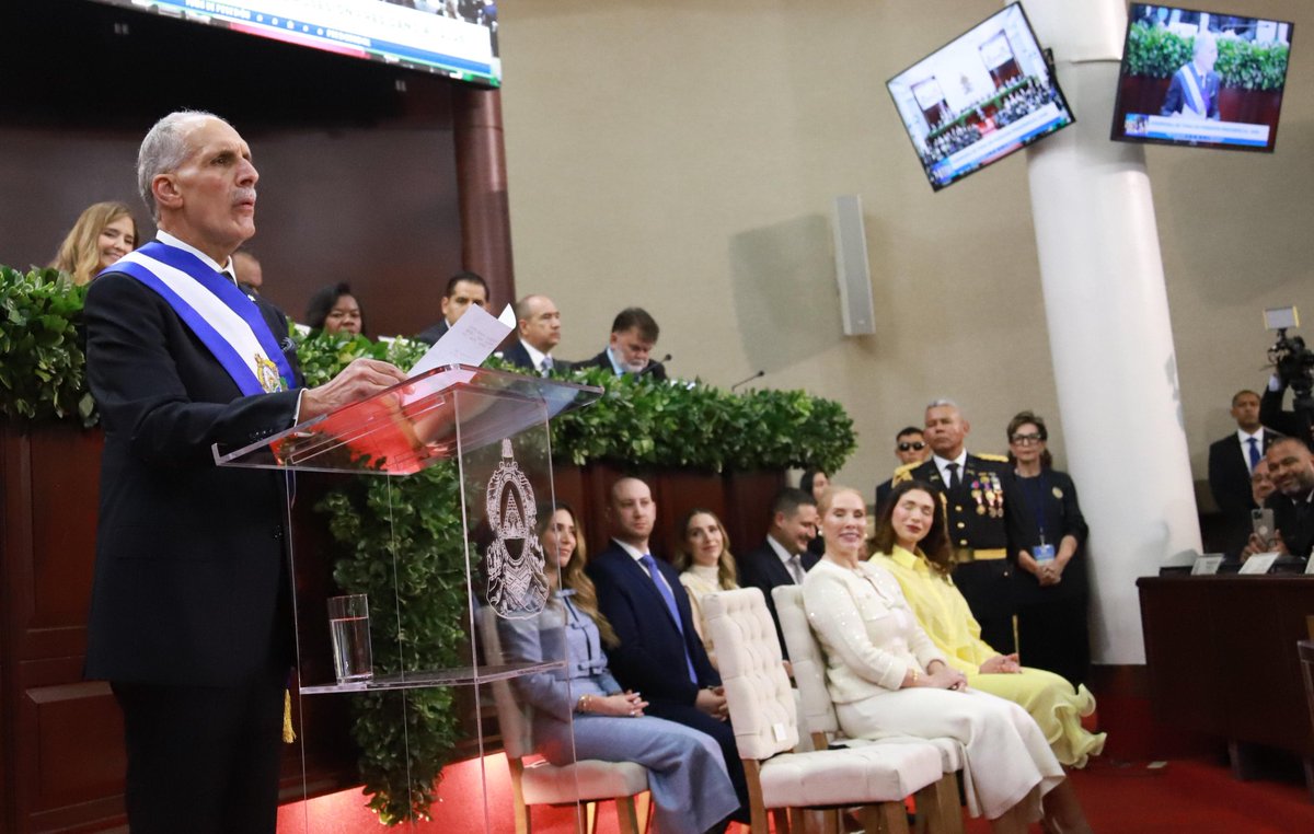 hnpresidencia's tweet photo. Postales de la toma de posesión presidencial.
Momentos que marcan el inicio de una nueva etapa para Honduras, con institucionalidad, orden y compromiso de trabajo por el país. https://t.co/FLNIurBB1f