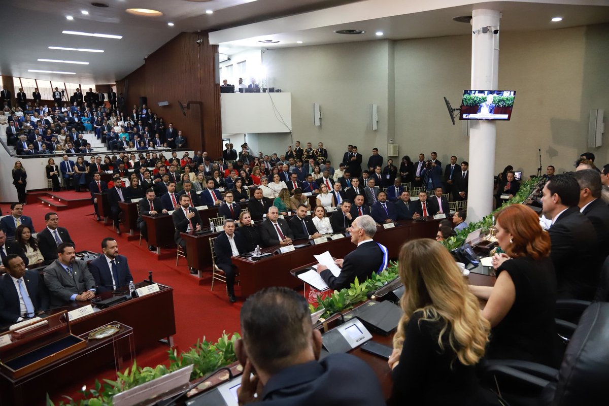 hnpresidencia's tweet photo. Postales de la toma de posesión presidencial.
Momentos que marcan el inicio de una nueva etapa para Honduras, con institucionalidad, orden y compromiso de trabajo por el país. https://t.co/FLNIurBB1f