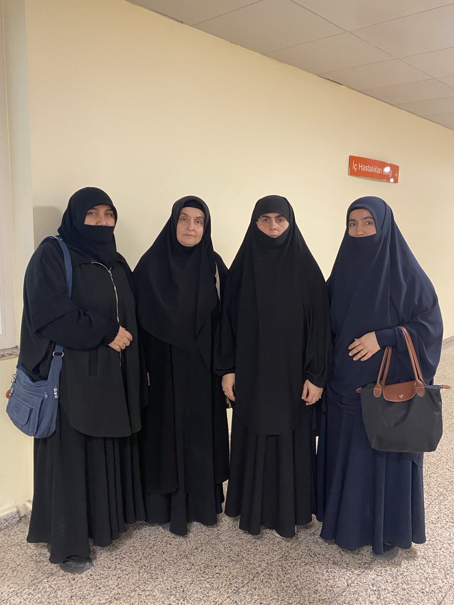 Güngören Kadın Kolları Başkanımız Fatma Ateş ve teşkilatımızla birlikte, teşkilat mensuplarımızdan Hatice Rüzgar’ın kayınvalidesini hastanede ziyaret ettik. Rabbim teyzemize acil şifalar ihsan eylesin.