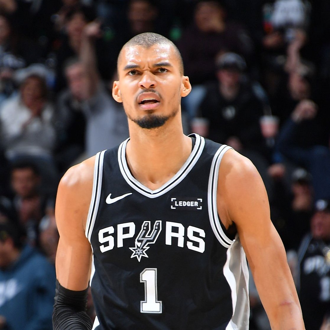 Victor Wembanyama se pronuncia sobre a atuação do ICE em Minneapolis:

"A galera das relações públicas tentou me segurar, mas não vou dar uma resposta politicamente correta. Eu vi as notícias e fiquei horrorizado.

Pra mim, é loucura que algumas pessoas fazem parecer que o