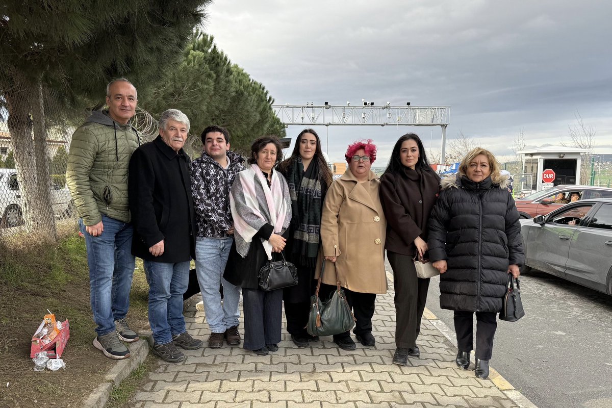 avdanisakpolat's tweet photo. Bu adalet değil, siyasallaşmış bir yargıdır. Kumpaslarınız çökecek, adalet mutlaka kazanacak. 

Silivri’de görülen bu dava, tarihimizin en büyük kumpaslarından biri.
Seçilmiş belediye başkanlarımız, meclis üyelerimiz ve bürokratlar tutuklu yargılanırken aynı zamanda halkın sandıkta ortaya koyduğu irade, seçme ve seçilme hakkı da yargılanıyor.

CHP Bahçelievler İlçe Örgütü olarak Silivri’deydik. Dayanışmayı büyütmek, adaletsizliğe teslim olmamak ve halkın iradesini savunmaktan bir an olsun vazgeçmeyeceğiz.