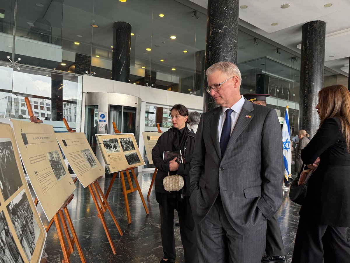 #27deEnero | En el “Día Internacional de la Conmemoración de las Víctimas del Holocausto" el Chargé d’Affaires a.i., Lawrence Petroni, entregó una ofrenda floral al Embajador del Estado de Israel en Ecuador, Tzach Sarid. Honramos la memoria de los 6 millones de judíos asesinados