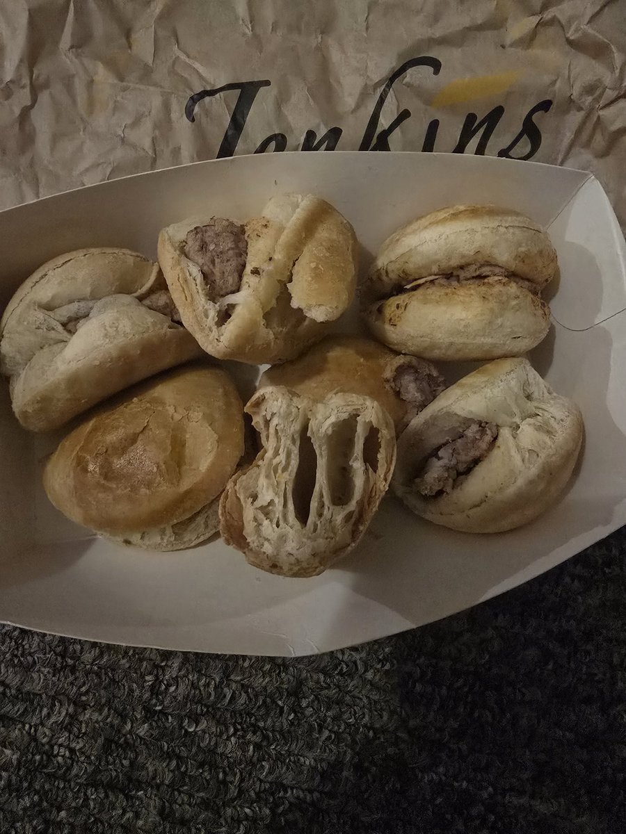 Amy Kinzzzz tweet media