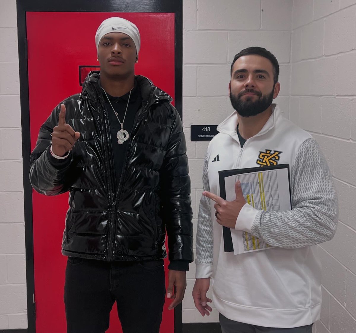 DextavionReese1's tweet image. So Blessed To Receive another offer from @kennesawstfb @MattDeBary @TomLoy247
@BALLERSCHOICE1 @deucerecruiting @RecruitGeorgia @CoachDDorsey @CoachJHeyward @PlayBookAthlete