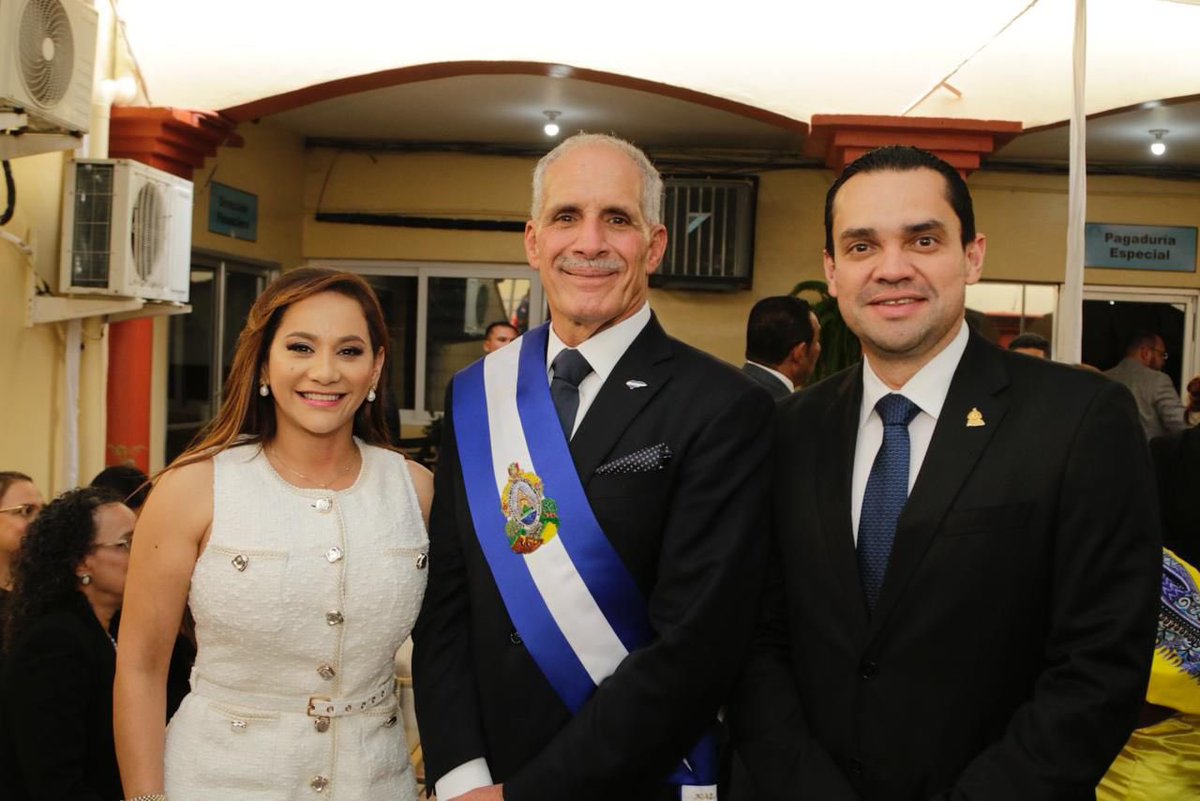 Nuevos aires de cambio se respiran en Honduras. Hoy con la toma de posesión de Tito inició una etapa que va a marcar un antes y un después en la historia de la República. Un tiempo de esperanza, optimismo y unidad.
Honduras con Papi a la Orden vamos a estar bien. No les vamos a