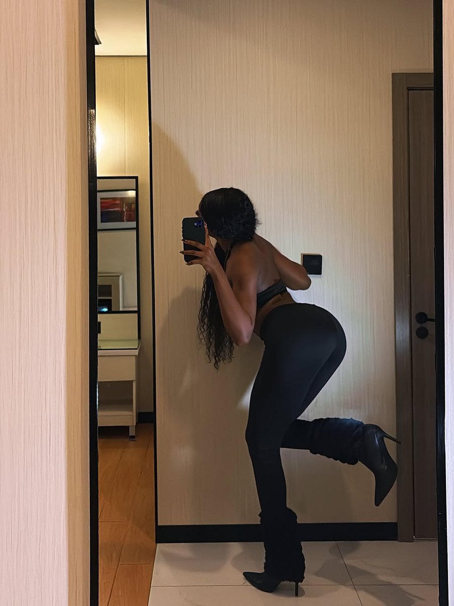 cal_mhe_iva's tweet photo. practice self love! 
i’ve been minding my business I no send none. ❤️🦅 https://t.co/bT0OzTnwC5