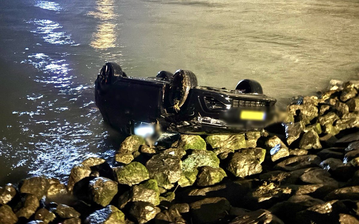 Auto op zijn kop deels te water langs Zuiderdijk