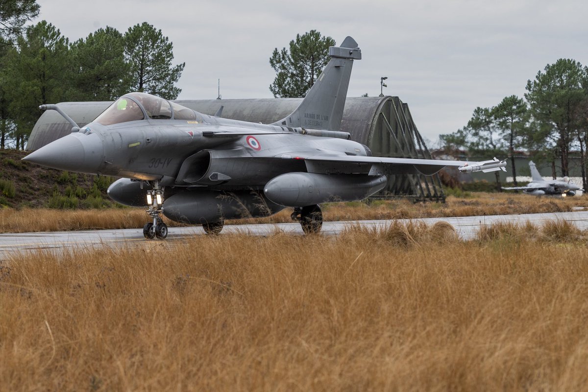 20 Rafale dispersés sur 4 sites en 8h ✅ 
Ce matin, la 30e escadre de chasse a reçu l’ordre de se déployer, dans un exercice simulant une menace imminente sur la base aérienne 118 de Mont-de-Marsan. 
💥 Nom de code : Topaze.
➡️ Agilité, fulgurance et résilience.