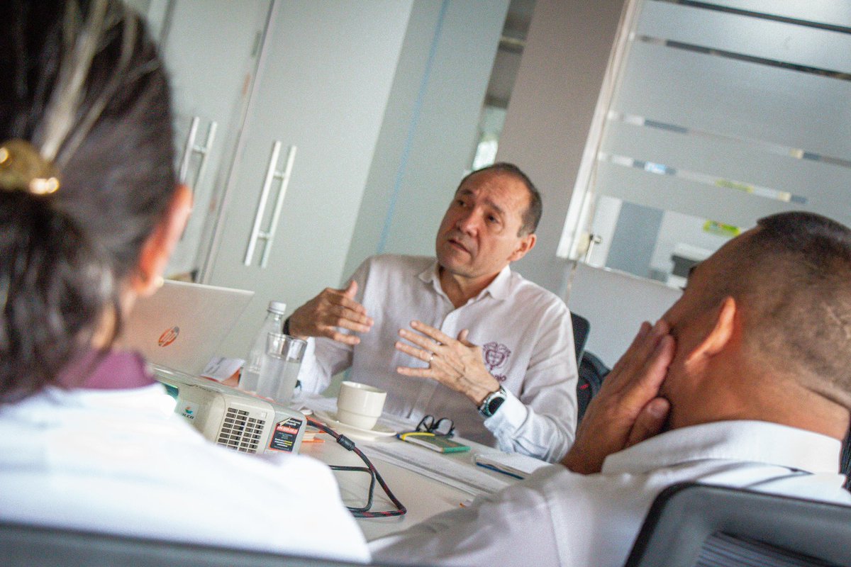 MintrabajoCol's tweet photo. 🇨🇴En una mesa de diálogo liderada por el ministro @AntonioSanguino con la Empresa de Energía de #Pereira, se definió un preacuerdo y una ruta concertada para la formalización de 69 trabajadores y trabajadoras.

🧵 https://t.co/LXzDzGHgq8