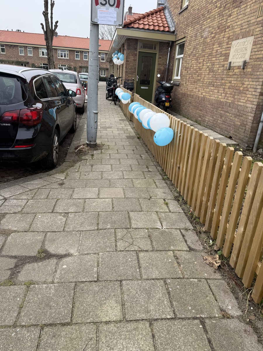 Vandaag is #020Noord een #buurtkamer rijker geworden, De Bloem. Samenwerking tussen organisaties #Stadsdeel en #buurtbewoners heeft dit mogelijk gemaakt.
Een Volle bak met volop blijdschap en gezelligheid.