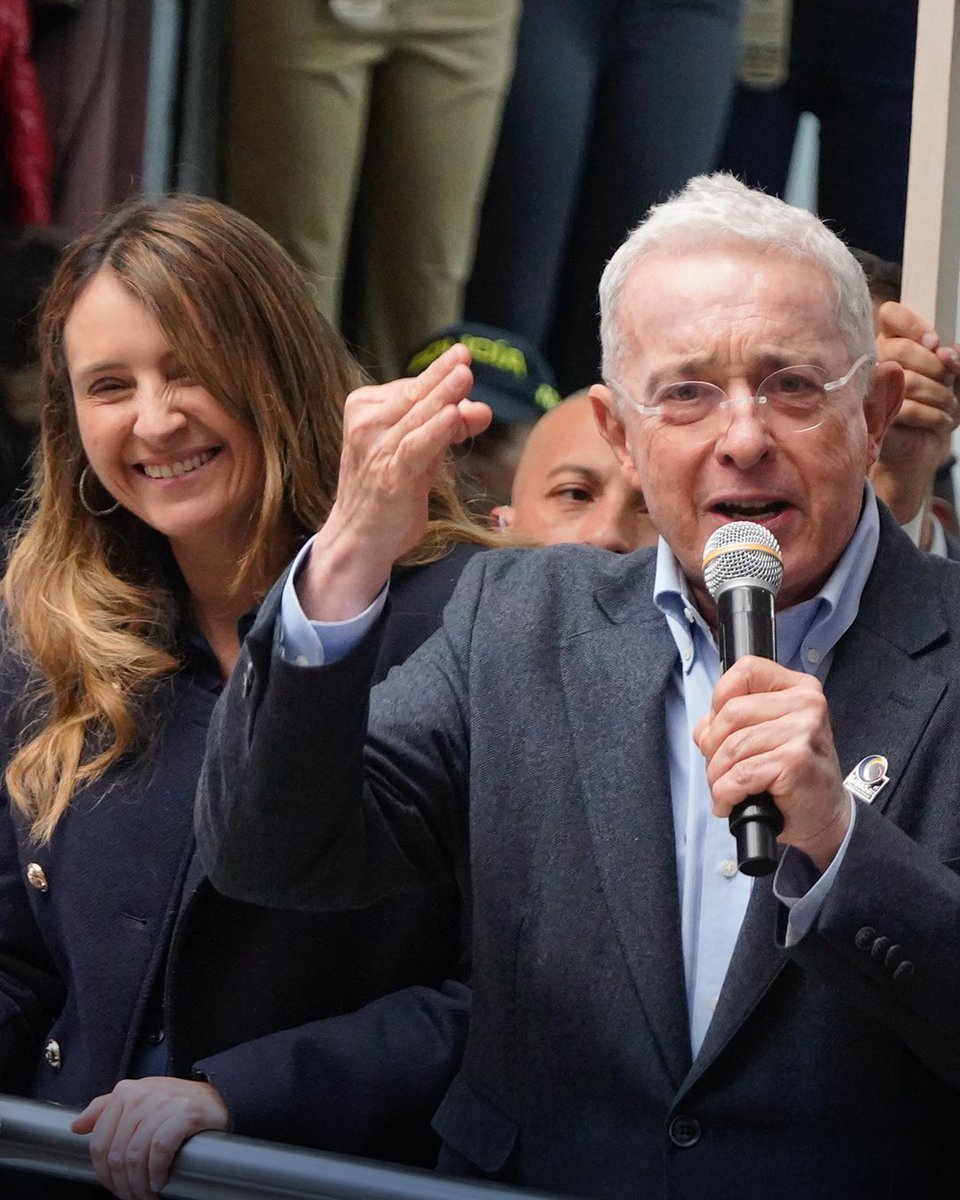 PalomaValenciaL's tweet photo. Recorrimos el Gran San, en el centro de Bogotá, junto al presidente Uribe, para escuchar a los comerciantes y trabajar en propuestas que fortalezcan la economía local, impulsen el comercio, generen empleo y devuelvan la confianza para invertir.
#Paloma2026 https://t.co/C5NMxzZJTP