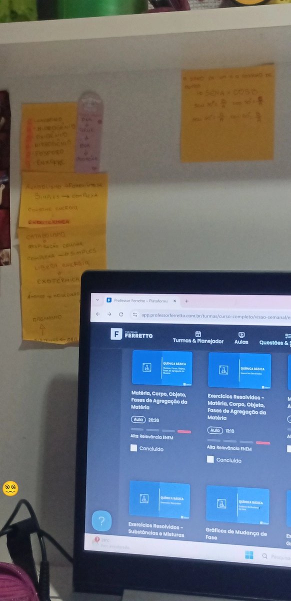 acstudyspace's tweet image. tentando tirar foto dos meus estudos pra romantizar e eu gostar mais de estudar pq estarei performando🙏🏼