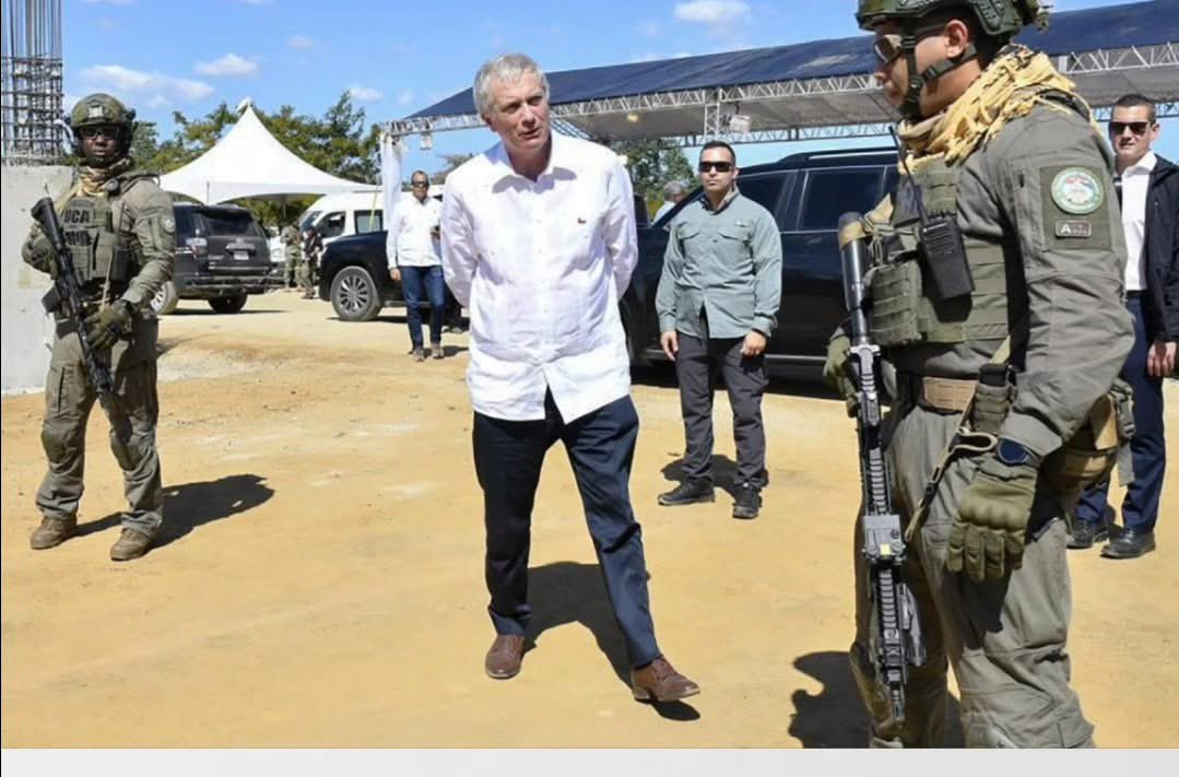 Saquen al Boric, nos avergüenza con la camisa afuera, sin corbata y todo despeinado...
Ahí tení a tu presidente...