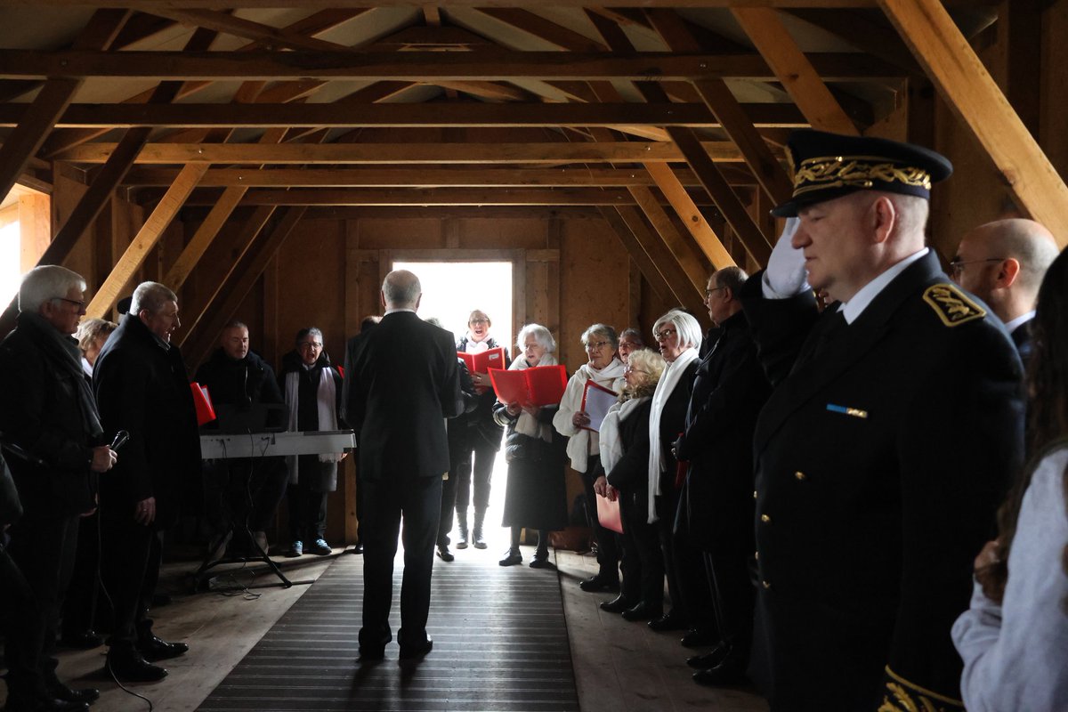 Prefet64's tweet photo. #Mémoire | Au camp de Gurs, où des milliers de juifs ont été internés par le régime de Vichy, le secrétaire général de la préfecture a présidé hier la cérémonie à l’occasion de la Journée internationale dédiée à la mémoire des victimes de l’Holocauste et à la prévention des crimes contre l’Humanité.

👉 La journée marquait le 81ᵉ anniversaire de la libération du camp d’Auschwitz-Birkenau. Elle rappelle la nécessité de transmettre l’histoire, de faire vivre la mémoire et de demeurer vigilants face aux idéologies de haine.

🕊️ Se souvenir, pour honorer les victimes et réaffirmer l’engagement constant de l’État dans la lutte contre le racisme, l’antisémitisme et toutes les formes de discrimination.

📸 Crédits photos : @Prefet64 et Camp de Gurs | Adrien Basse-Cathalinat / Pays de Béarn
