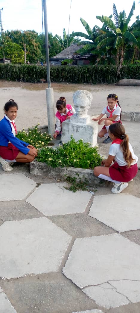 ujcholguincuba's tweet photo. 🇨🇺 Los pioneros de Holguín se preparan con entusiasmo para honrar a José Martí en el aniversario 173 de su natalicio.

Su ejemplo nos guía: amor a la Patria, virtud y estudio.

#MartíVive #28Enero #PionerosPorMartí #Holguín https://t.co/j87kTM5BW5