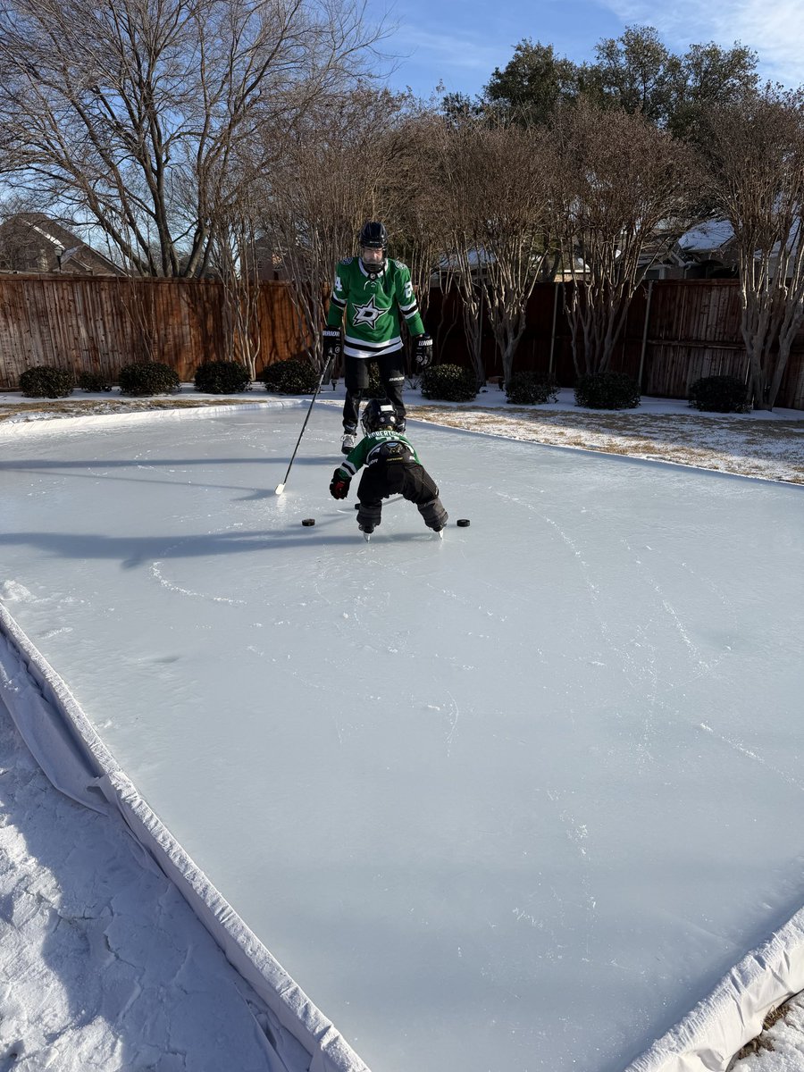 TXJackalope21's tweet photo. Only time in my life I’ve wanted freezing temperatures to stick around 🏒 https://t.co/LKyZp2HB9N