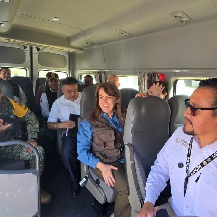 CNPC_MX's tweet photo. En coordinación, la comitiva encabezada por @margarita_gs y la titular de la #CNPC de la @SSPCMexico, @laualzua, recorre la ruta de evacuación para constatar condiciones de señaletica, accesos y trabajos de mantenimiento.

Durante el recorrido, @PCMorelos presenta las características de la vía y las acciones realizadas para mantenerla operativa como parte de la estrategia preventiva ante la actividad del Volcán Popocatépetl.