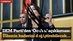 KamalKajiw's tweet photo. Ne yapmalıyız?
Bugün Kuzey’de birçok Kürt kendine şu soruyu soruyor: Ne yapmalıyız?

Bu soru, duygusal bir refleksin değil, tarihsel ve siyasal bir zorunluluğun ürünüdür.

Rojava’da yaşananlar tesadüf değildir. Kürtlerin yerinden edilmesi, başlarının kesilmesi, kadınların pazarlık nesnesi hâline getirilmesi; DAİŞ ve Colani gibi yapılarla birlikte hareket eden Türk devletinin uzun vadeli ve sistematik bir stratejisinin sonucudur. Bu, yıllardır adım adım örülen bir kolonyal şiddet projesidir.

Ancak en geç Aralık 2024’ten bu yana, bu saldırı sürecinin yeni bir boyut kazandığını görüyoruz. Askerî ve paramiliter şiddet, artık Kürt meselesinin siyasal olarak tasfiye edilmesini meşrulaştıran bir iç süreçle tamamlanmaktadır. Bu iç sürecin merkezinde Abdullah Öcalan ve DEM Parti da bulunmaktadır.

Türk devleti, Öcalan ve DEM Parti aracılığıyla Kürt meselesini yok etmeye dönük kampanyasını bir “barış süreci” olarak sunmuş; aynı anda Kürtlüğü açık biçimde terörle özdeşleştirilmiştir. Türkiye’nin “terörü bitirme süreci” denen şey, Öcalan ve DEM Parti çevreleri tarafından Kürtlere “barış süreci” olarak pazarlanmıştır. Oysa bu süreç, barışın değil; Kürt meselesinin siyasal, epistemolojik ve kavramsal düzeyde terörle özdeşleştirdiği performatif bir süreçtir. Buna hepimiz tanıklık ettik.

Eğer DEM Parti bu sürecin parçası olmasaydı; eğer İmralı merkezli söylemler, DEM Parti’nin İmralı’ya geliş gidişleriyle bu denli yoğun biçimde dolaşıma sokulmasaydı; Türk devletinin Rojava’daki işgal ve imha siyaseti için bu kadar geniş bir propaganda zemini üretmesi çok daha zor olurdu. Ancak Öcalan’ın söylemleri aracılığıyla Rojava sürekli olarak İsrail’le ilişkilendirildi; Türkiye’nin Suriye’de kurduğu islamci-Arabçi terör düzeni karşısında Kürtlerin varoluşsal mücadelesi sistematik biçimde önemsizleştirildi. Bugün Türk devletinin Rojava Kürtlerine, özellikle YPG’ye yönelttiği neredeyse tüm söylemlerin, Öcalan’ın ifadelerinde önceden dolaşıma sokulduğunu görmek mümkündür.

Rojava’daki Kürt yapısının “İsrail’in uzantısı” ya da bir tür “Haşdi Şabi” olduğu iddiası, Öcalan’ın açıklamaları ve İmralı görüşmeleri eşliğinde, Türkçü fașizimin “iç cephesini güçlendirme” gerekçesiyle Kürt kamuoyuna dayatıldı. Bu süreçte Kürtler, yersiz ve yapay biçimde İslamcı–Türkçü bir cepheye eklemlenmeye zorlandı. Aynı anda hem Rojava şeytanlaştırıldı, hem de DEM Parti eliyle, Türk devletiyle “barış” adı altında Kürtlerin “terörü bitirme sürecinin” yürütüldüğü söylemi dolaşıma sokuldu. Bunun DEM Parti içindeki herkes tarafından bilinçli biçimde yapıldığını iddia etmiyorum; ancak partide hâkim olan Apocu ve Türkçü siyasal akıl, yapının tamamını bu yönde hareket etmeye zorlamaktadır.

Bu bağlamda, bugün Kürtlerin önünde üç açık, ertelenemez ve birbirine bağlı siyasal görev bulunmaktadır:

Birincisi: Rojava ile maksimum ve koşulsuz dayanışma.
Rojava’nın savunulması bir tercih değil, varoluşsal bir zorunluluktur. Türk–Arap milliyetçi İslamcılığının Rojava’da yürüttüğü siyaset, yalnızca askerî değil; kolonyal ve soykırımsal bir projedir. Kürt siyasetinin ölçütü, Rojava karşısında nerede durduğu ile belirlenir.

İkincisi: DEM Parti’nin “terörü bitirme süreci”ni “barış süreci” olarak sunma rolüne zorla son verilmesi.
Bu çerçeve, Kürt meselesini siyasal bir hak ve adalet sorunu olmaktan çıkarıp bir güvenlik meselesine indirgemektedir. Kürtlüğün her gün “barış” adı altında terörle özdeşleştirilmesine karşı açık ve net bir siyasal kopuş zorunludur. DEM Parti bu sürecin parçası olduğu sürece, barıştan değil; siyasal ve epistemolojik tasfiyeden söz edilebilir.

Üçüncüsü ve en kritik olanı: DEM Parti’nin Apocu–Türkiyeleşmeci çizgiden kopmaya zorlanması ya da yerini gerçek bir Kürt partisine bırakması.
Bugünkü Türkiyeleştirici DEM çizgisi, Öcalan’ın Kürtlerin millet olmadığı; Kürtlerin kolektif, tarihsel ve siyasal bir hak öznesi sayılamayacağı yönündeki tezine dayanmaktadır (Öcalan, Demokratik Konfederalizm, 2015, s. 39–40). Bu yaklaşım, Kürt meselesini Türk devletinin mevcut asimilasyon yapısı içinde çözülebilecek bir “yönetişim sorunu”na indirger. Bu nedenle DEM Parti Kürtlüğü Kürtler eliyle aşındıran bir siyasal aygıt hâline gelmiştir.

Bu projenin nihai hedefi açıktır: Kürtlerin Kürtlükten vazgeçmesi, Kürt meselesini terk etmesi ve Öcalan’ın savunduğu biçimiyle—Türk devletinin tarihsel, siyasal, kültürel ve ekonomik asimilasyon yapısına dokunmadan, yalnızca kaba kuvvete dayalı asimilasyondan daha “yumuşak” olarak sunulan—“gönüllü asimilasyon” sürecine razı olmasıdır (Öcalan, Demokratik Konfederalizm, 2015, s. 39). Kürtler buna karşı çıkmadıkları ölçüde yalnızca sessiz kalmış olmayacak; kendi Türkleştirilmelerine rıza göstermiş olacaklardır.

Rojava’yı savunmak hayati bir görevdir.
Ancak Kürtleri Apocu siyasetin epistemolojik ve siyasal tutsaklığından, aynı zamanda Kürt siyaseti kılıfına bürünen tüm Türkleştirici aparatlardan kurtarmak, Kürt varlığını uzun vadede savunmanın ön koşuludur.
Türk devletinin Kürtleri Kürtsüzleştirme projesiyle, bu projenin Kürt bedenindeki taşıyıcılarıyla hesaplaşmadan mücadele edilemez.