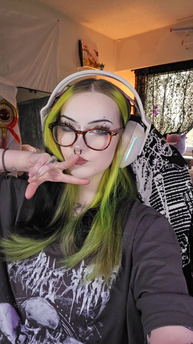 sylvieesdiary's tweet photo. yapping then playing modded minecraft:3 https://t.co/y1dLYISud0 https://t.co/QqakmYEyDj