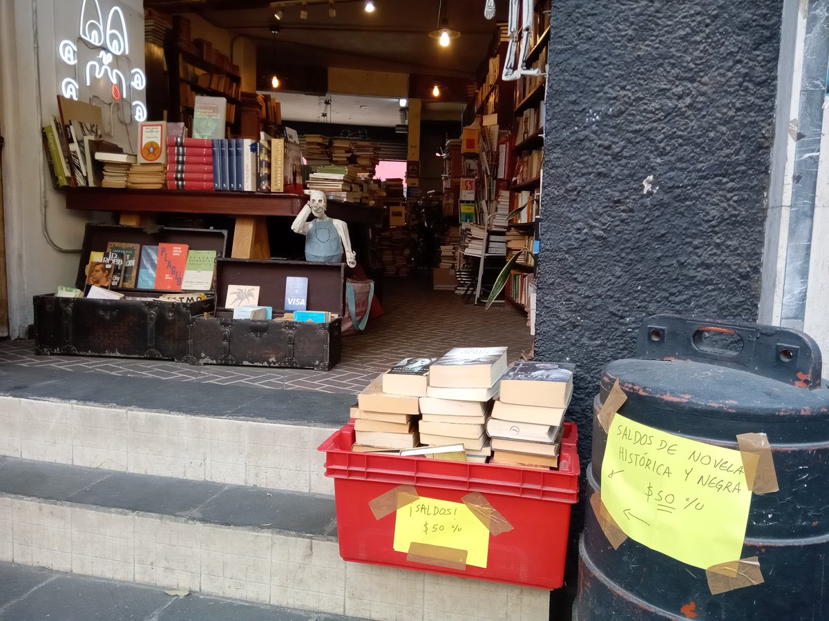 LibreMurcielaga's tweet image. ¡HOY INICIA LA GRAN SEMANA DE SALDOS, LA GRAN PURGA, LIBROS DE A CINCUENTA DE A TRES POR CIEN DE A VER CÓMO NOS PONEMOS DE ACUERDO, DESCUENTOS, COTORREO, APROVECHEEEEEN!