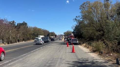 #TomePrecauciones en #Oaxaca continua cierre parcial de circulación por conclusión de maniobras tras #AccidenteVial cerca del km 016+200 de la carretera Oaxaca-Tehuantepec. Atienda indicación vial.