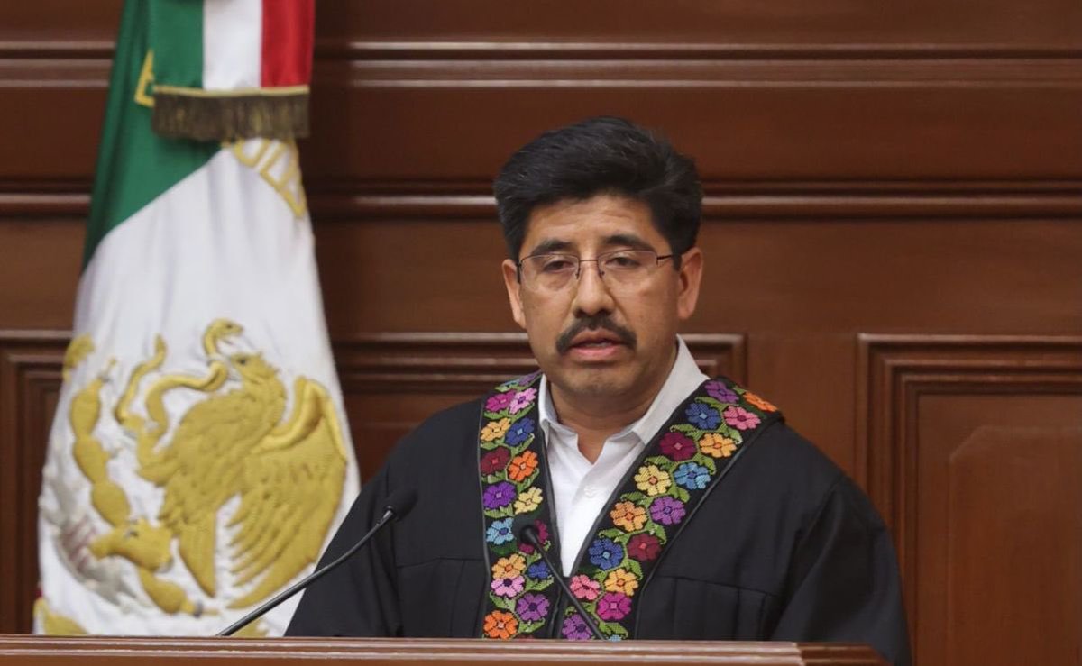 LuisCardenasMx's tweet photo. LA TREMENDA CORTE TAMBIÉN GASTA: CONTRATOS DIRECTOS PARA YOGA, COCINA Y PINTURA A EMPLEADOS

No solo fueron camionetas blindadas y discursos de “vida sencilla”. La SCJN también destinó recursos públicos a cursos de yoga, Tai Chi, acondicionamiento físico, cocina, nutrición y pintura para personal activo y pensionados, varios vía adjudicación directa.
Los montos, documentados: más de 44 mil pesos para yoga, 21 mil para Tai Chi, 20 mil para cocina saludable y 40 mil para pintura, con talleres presenciales, virtuales y mixtos.
Todo mientras se predica austeridad, se multiplican asesores y se normalizan gastos que poco tienen que ver con impartir justicia. No es un hecho aislado: es la rutina del privilegio en la Corte.

Información @El_Universal_Mx